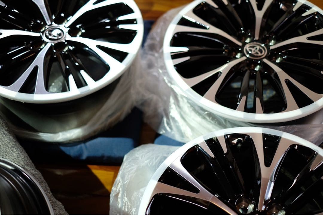 ヤリスクロス純正ホイール18インチ新車外し送料込　18×7J 美品4本セット