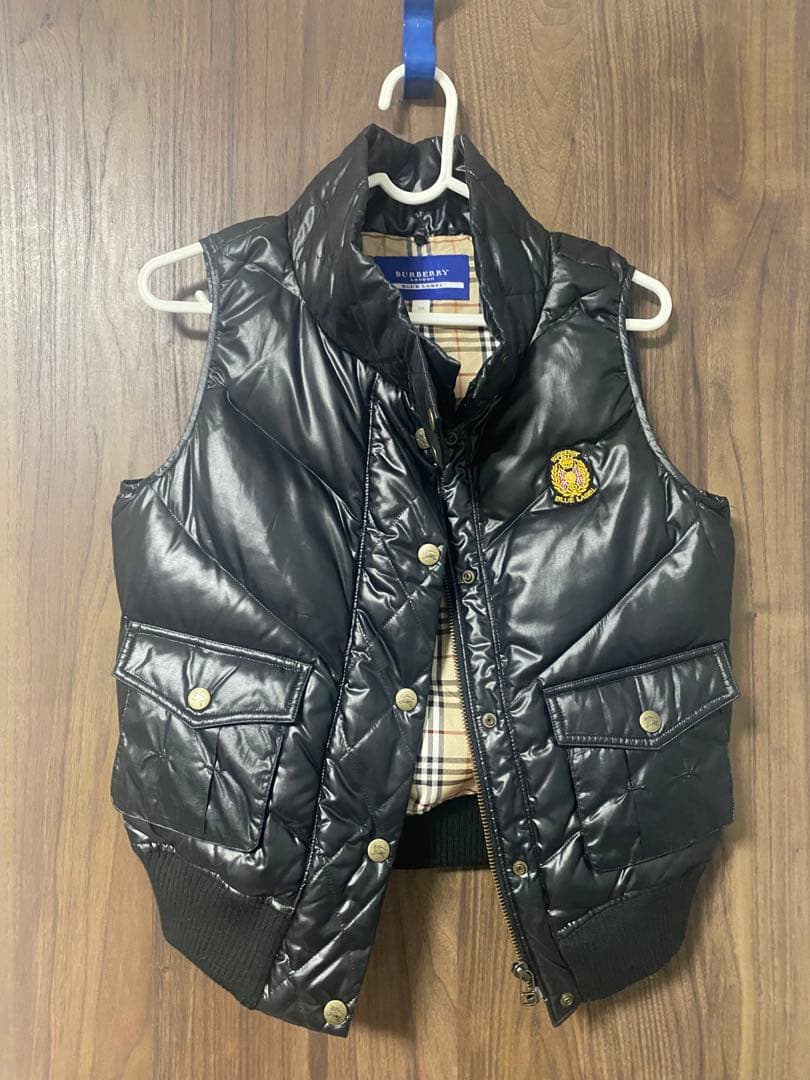 黒いダウンベスト ファー付き