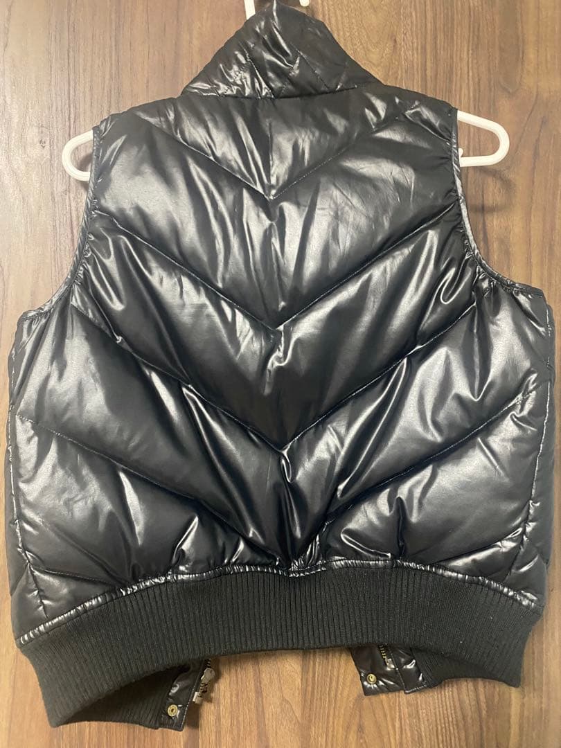 黒いダウンベスト ファー付き