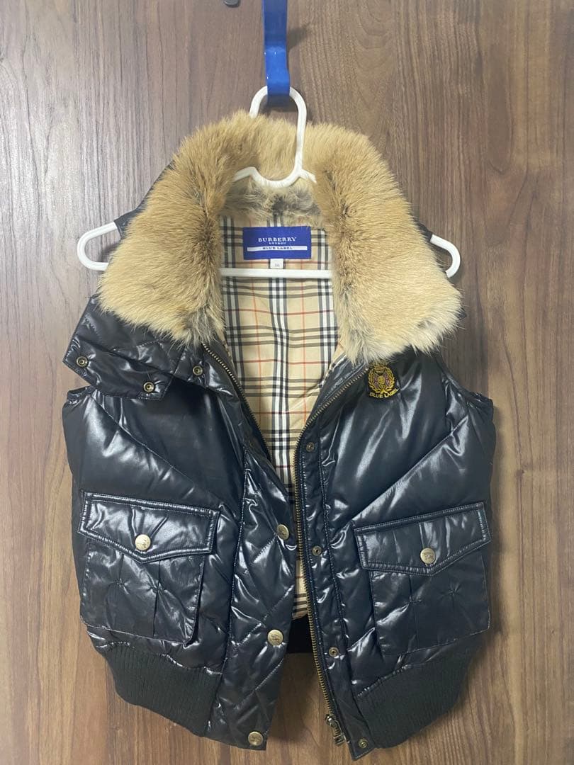 黒いダウンベスト ファー付き