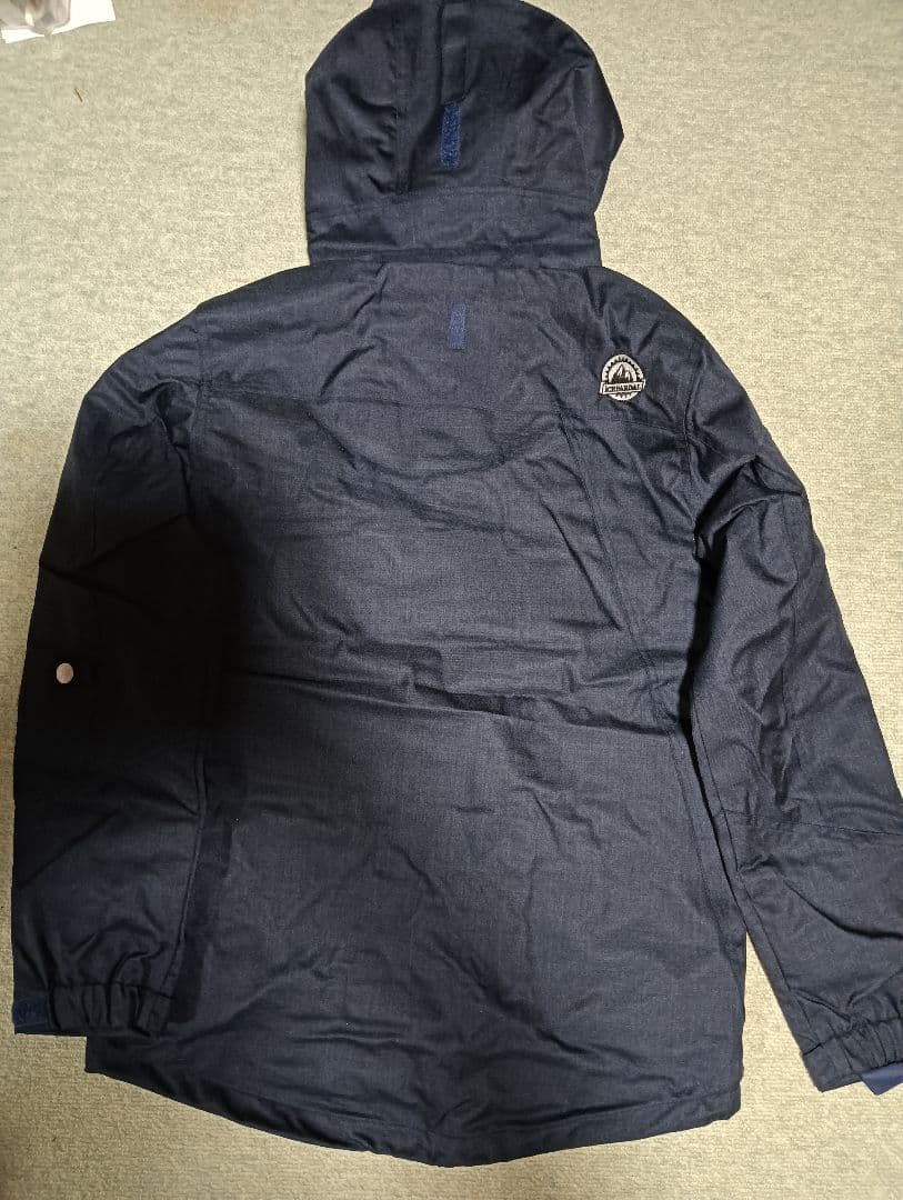 新品タグ付　スキーウェア上下セットＭサイズ