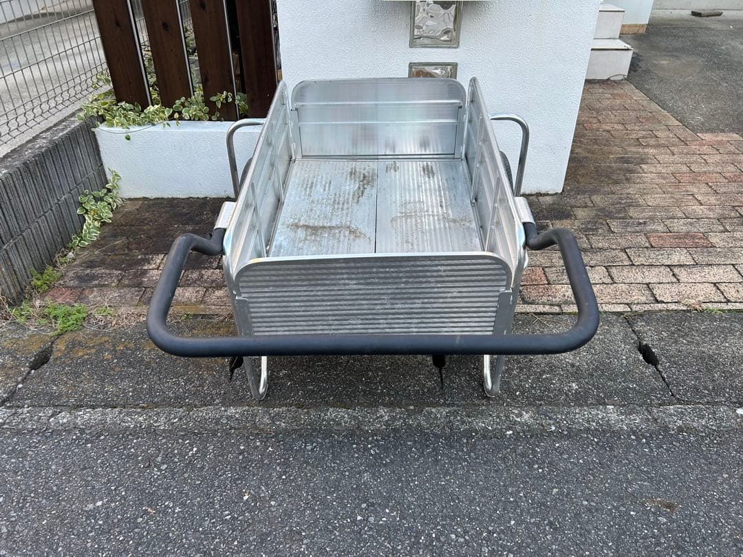 アルミ製リヤカー　ノーパンクタイヤ