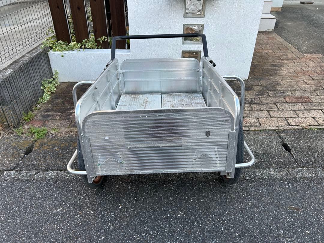 アルミ製リヤカー　ノーパンクタイヤ