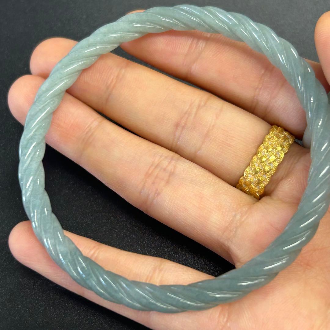 本翡翠ブレスレット　バングル　グァテマラ産　ねじねじ　みずみずしい　高品質