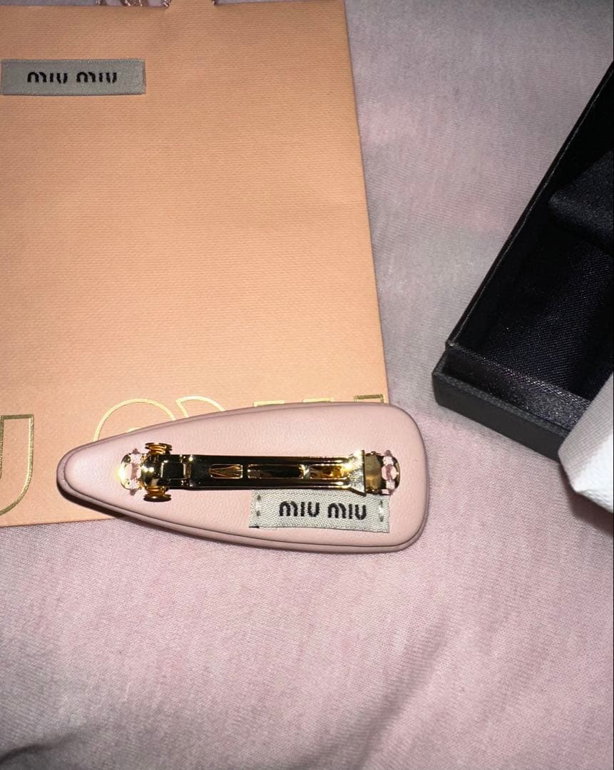 miu miu ロゴ入りヘアピン ピンク ミュウミュウ