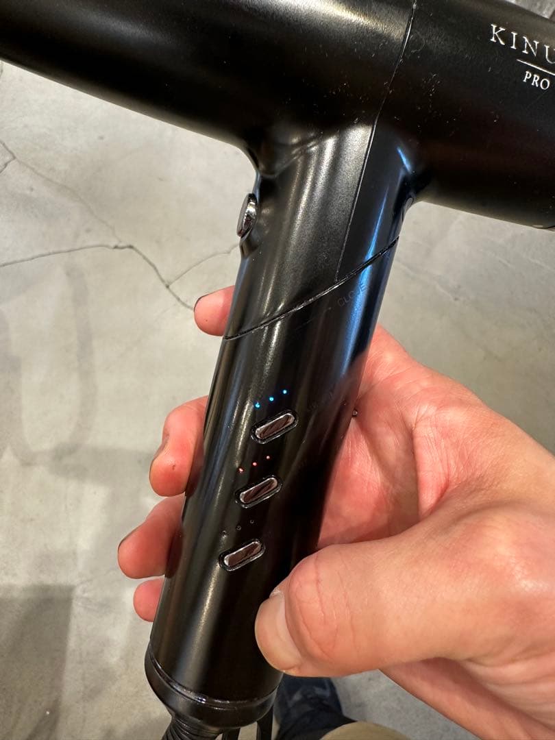 軽くて早く乾く！KINUTO PRO ブラックヘアドライヤー！