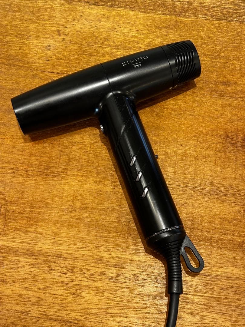 軽くて早く乾く！KINUTO PRO ブラックヘアドライヤー！