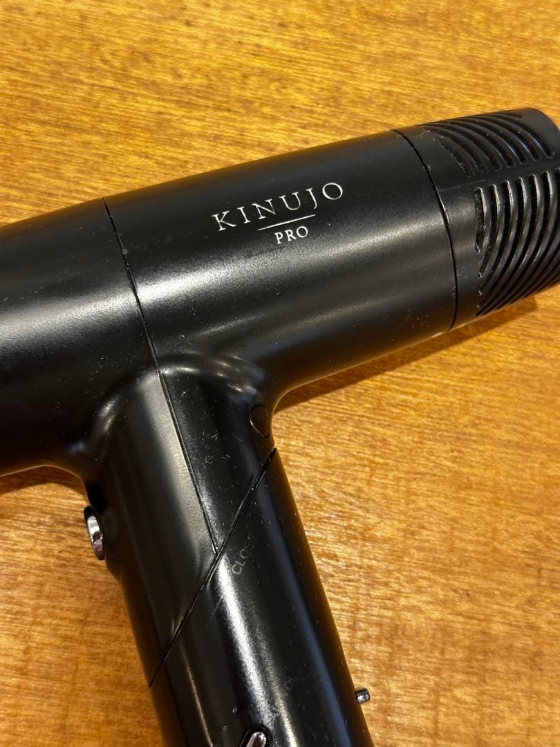 軽くて早く乾く！KINUTO PRO ブラックヘアドライヤー！