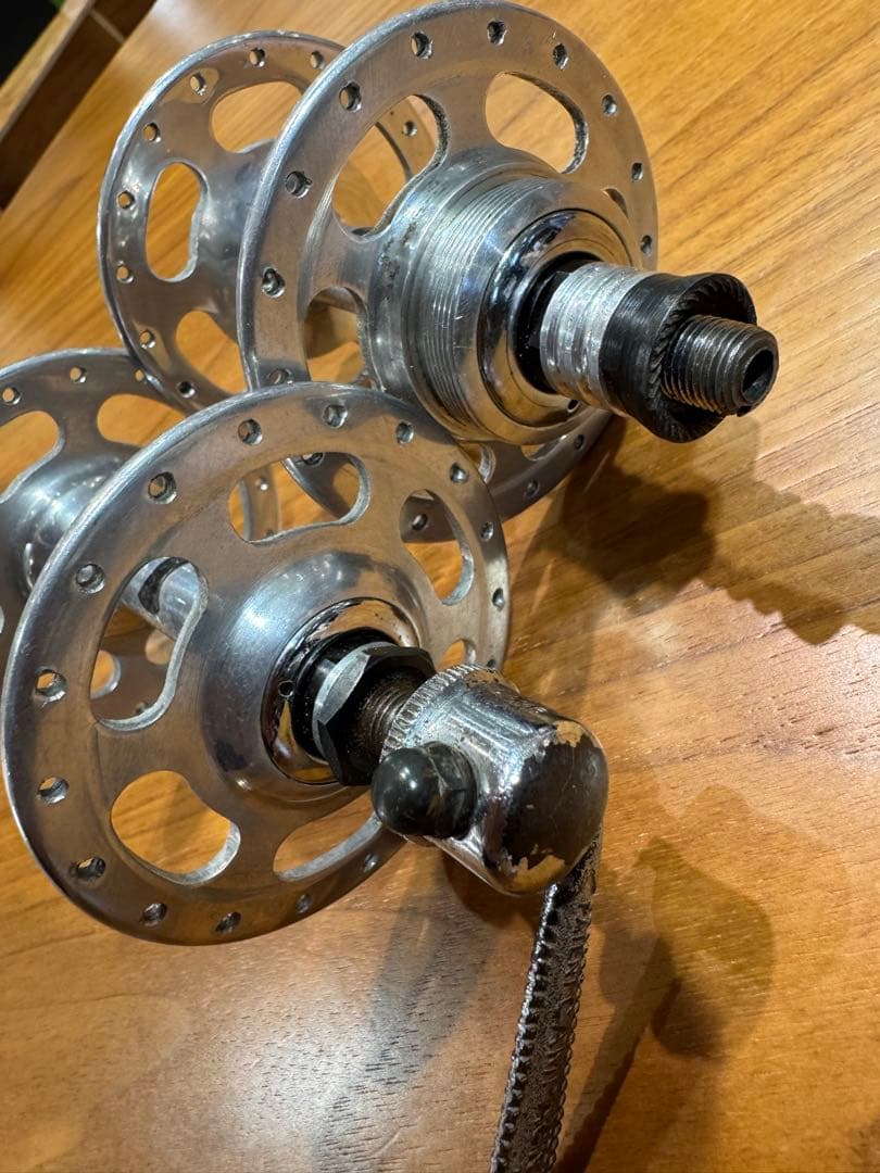 Campagnoloアルミ製ホール付きハブ クランク付き