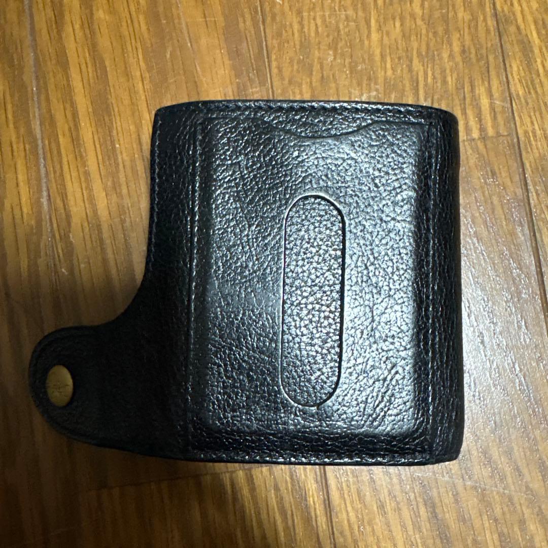 イルビゾンテ 二つ折り財布 黒 レザー 金ボタン 多機能