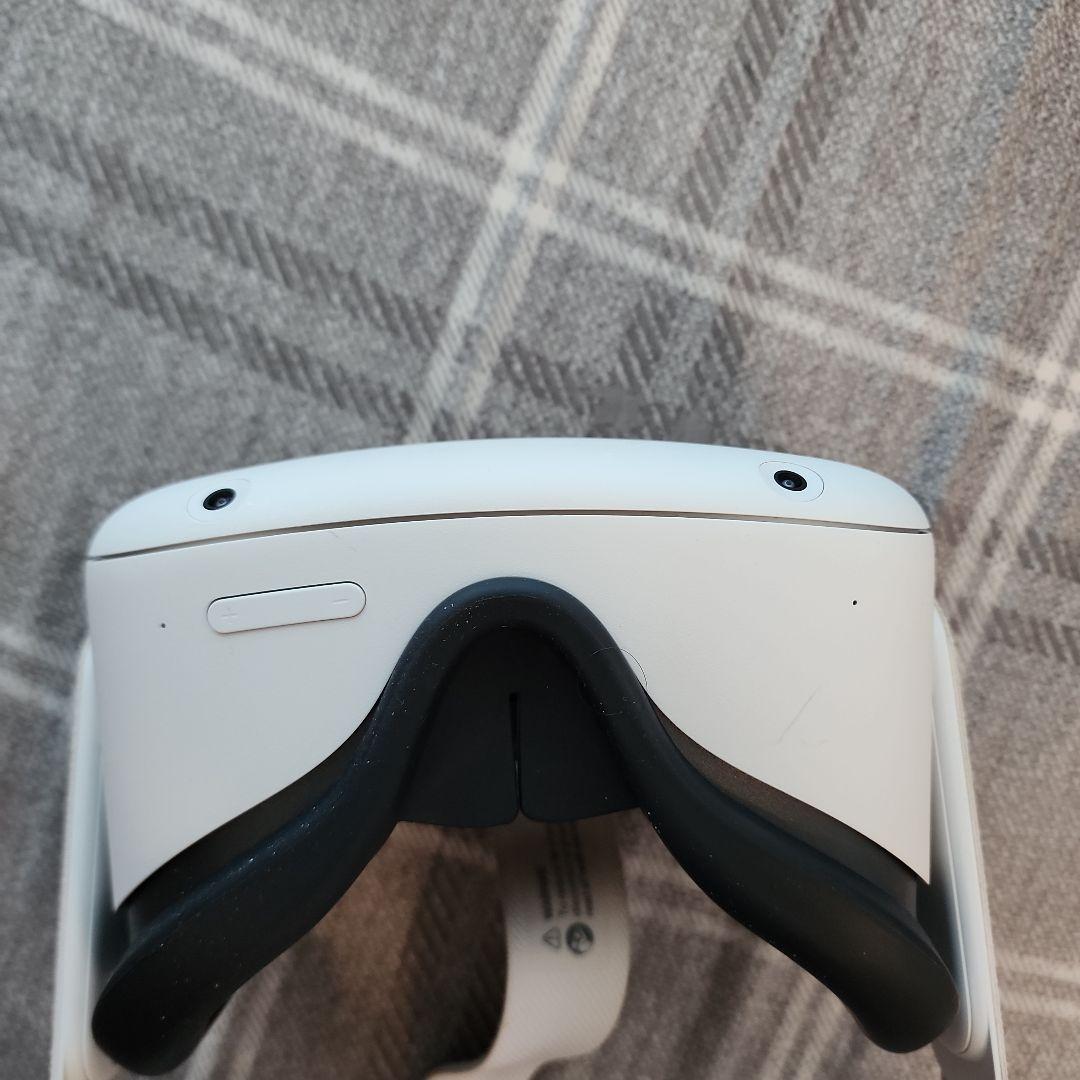  Quest 2 VRヘッドセットとコントローラー