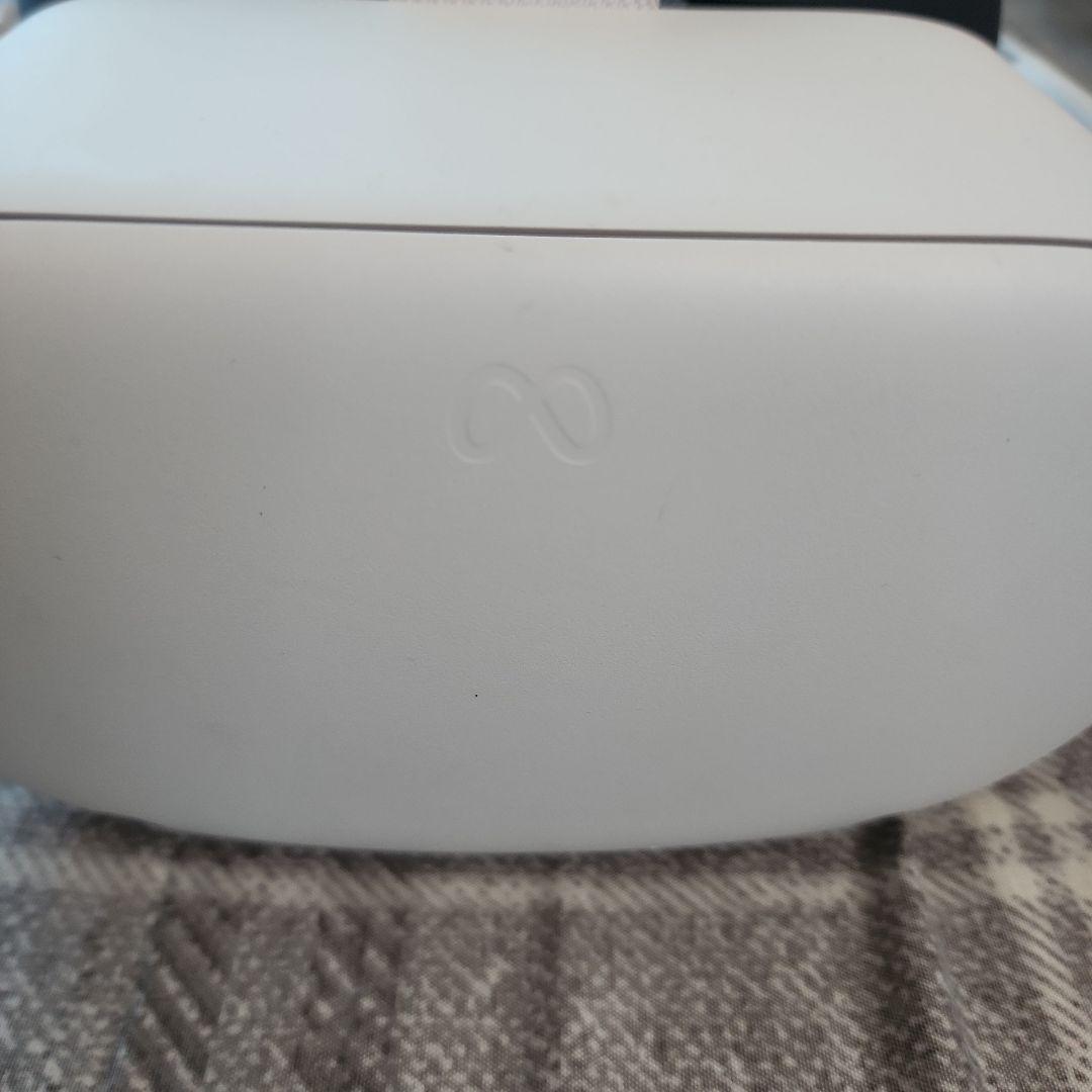  Quest 2 VRヘッドセットとコントローラー