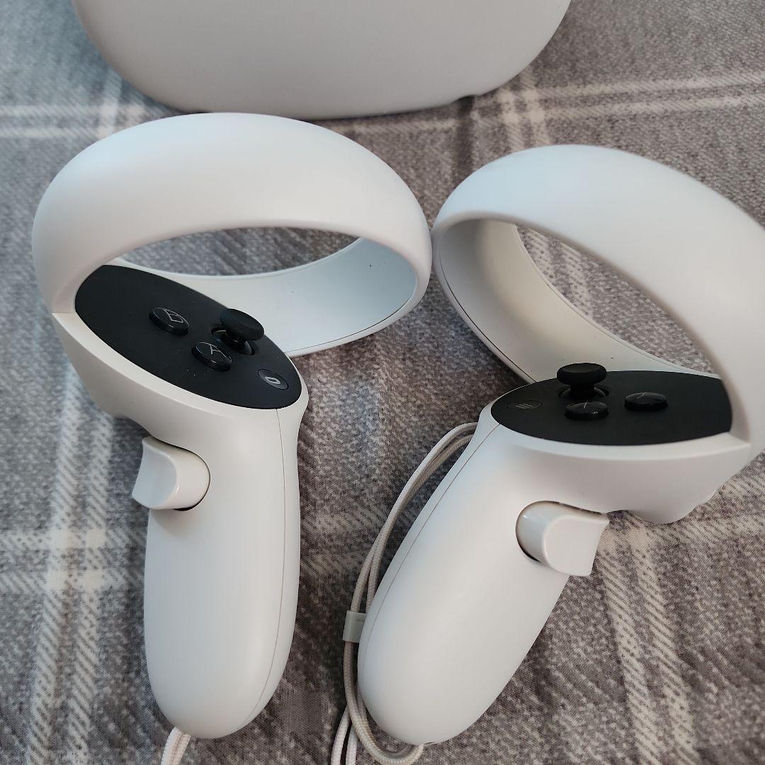  Quest 2 VRヘッドセットとコントローラー