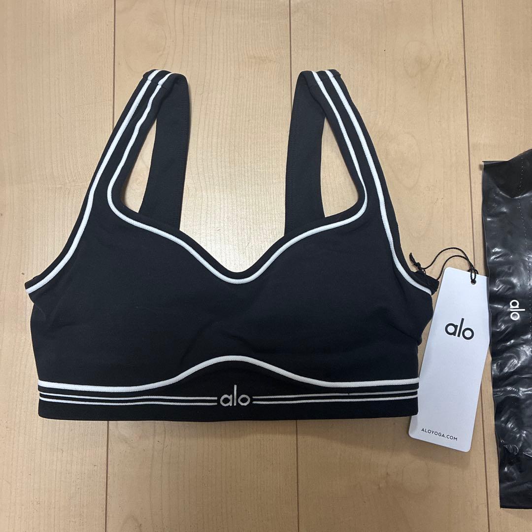 新品　alo yoga ブラ 黒 Airbrush Heart Throb