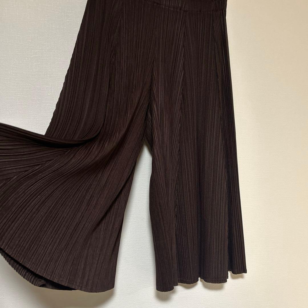 プリーツプリーズ　フレアシッカーパンツ