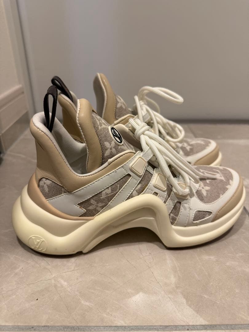 ベージュとホワイトのロゴ入りスニーカー