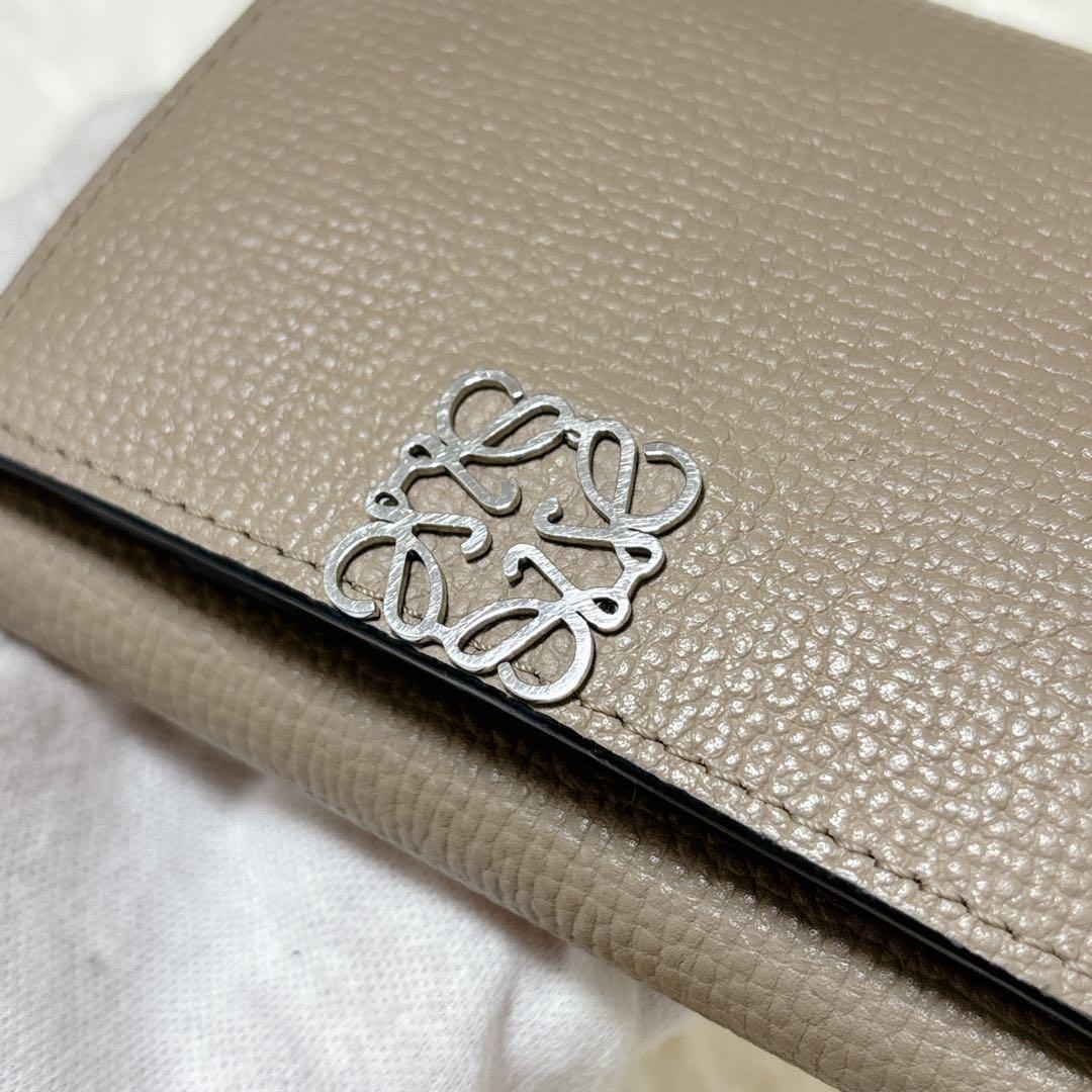 人気カラー✨LOEWE アナグラム トライフォールド ウォレット 三つ折り財布