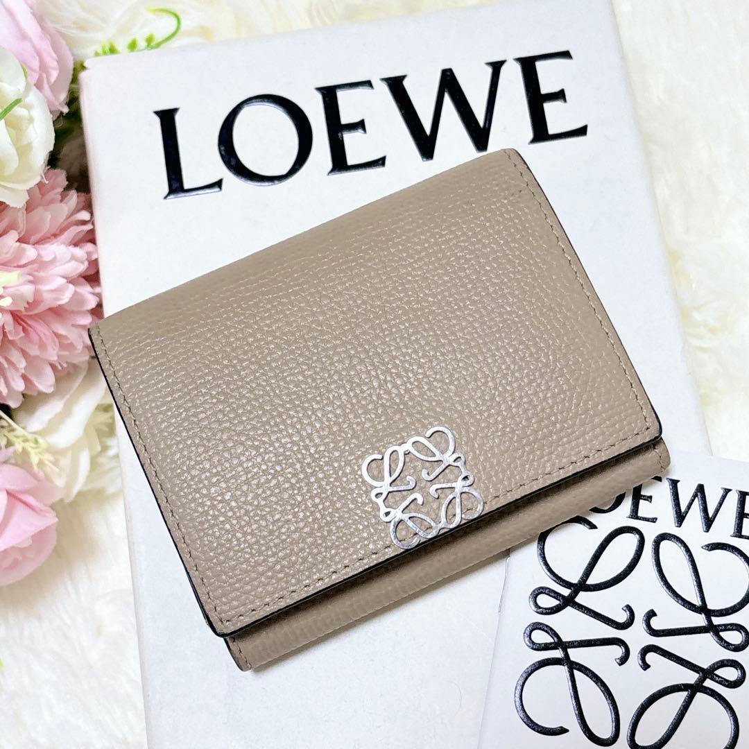 人気カラー✨LOEWE アナグラム トライフォールド ウォレット 三つ折り財布