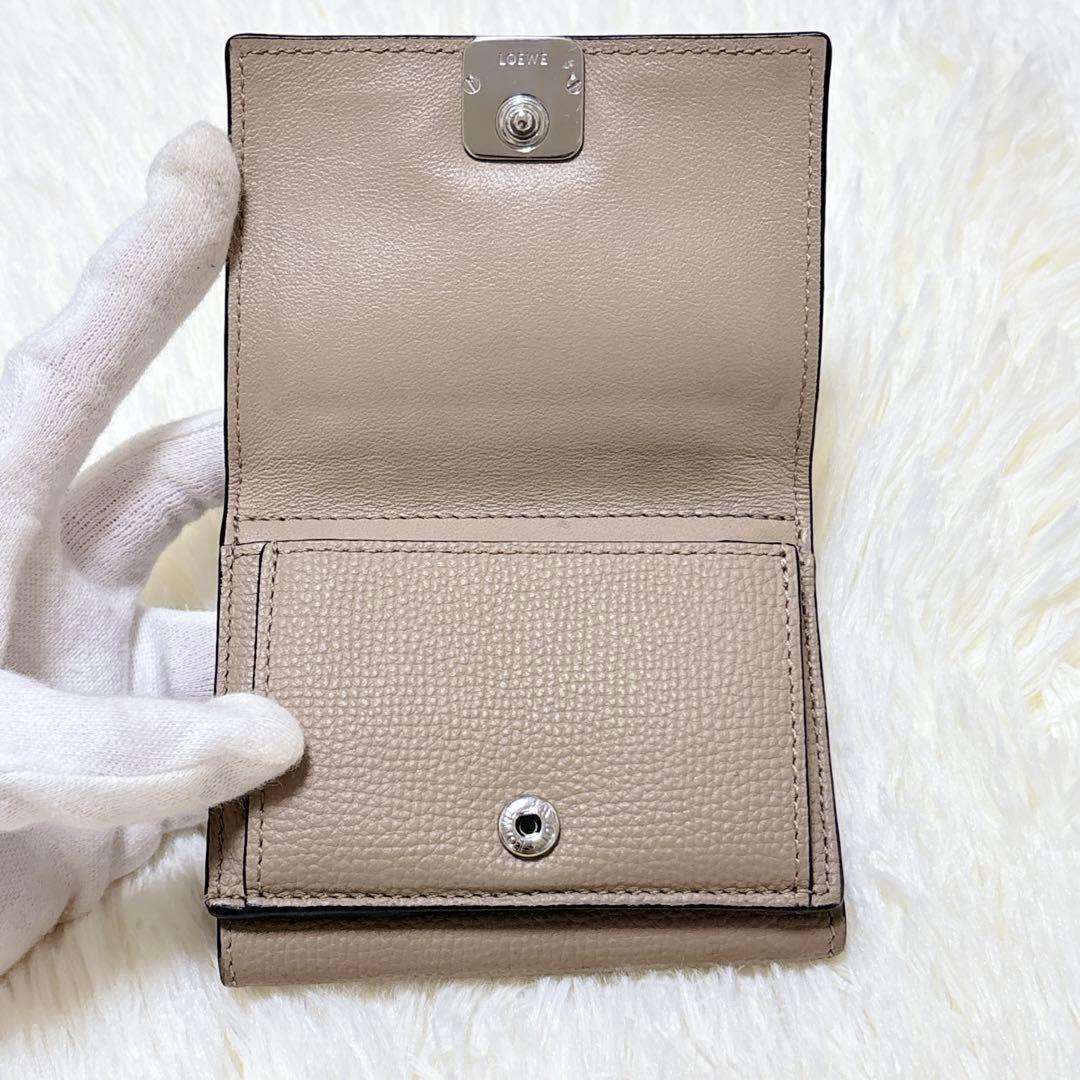 人気カラー✨LOEWE アナグラム トライフォールド ウォレット 三つ折り財布