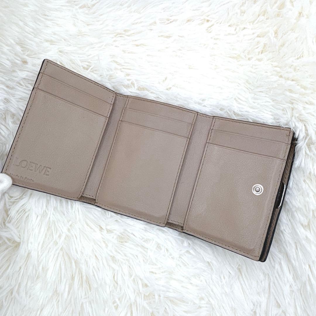 人気カラー✨LOEWE アナグラム トライフォールド ウォレット 三つ折り財布