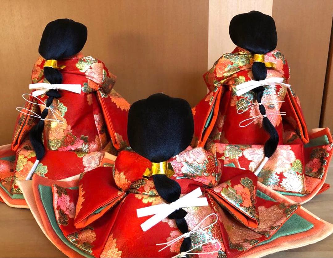 雛人形 伝統的な衣装　官女のセット