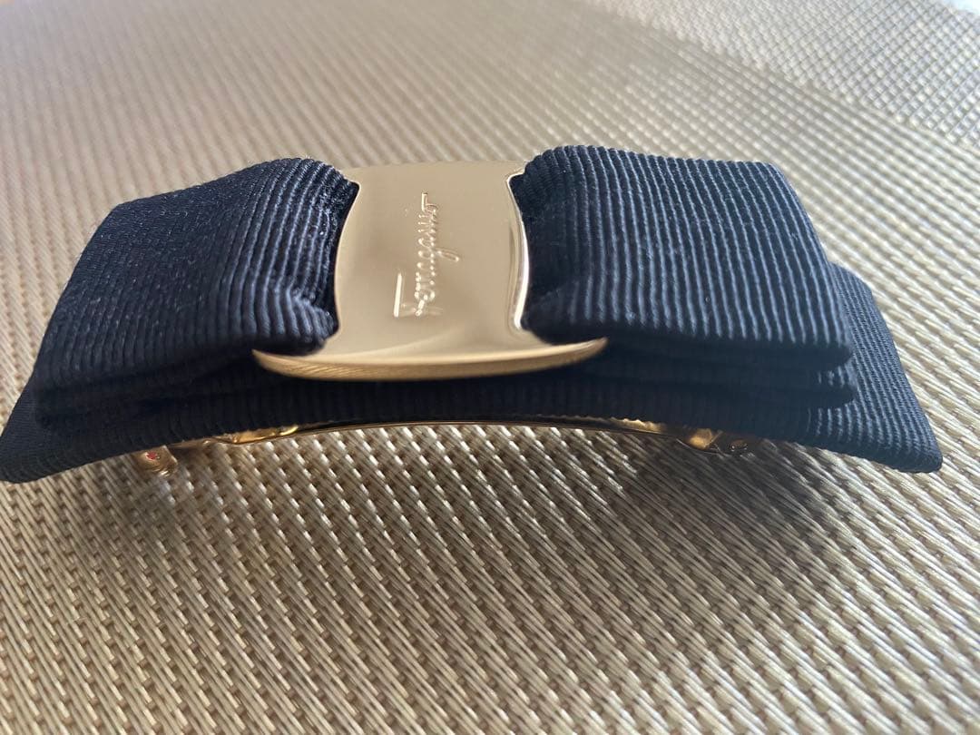 サルヴァトーレフェラガモ　バレッタ　黒×ゴールド