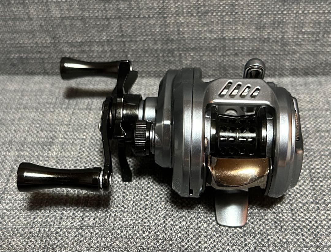 明日までセール！新品 超軽量 丸型ベイトフィネスリール　左ハンドル ベイトリール