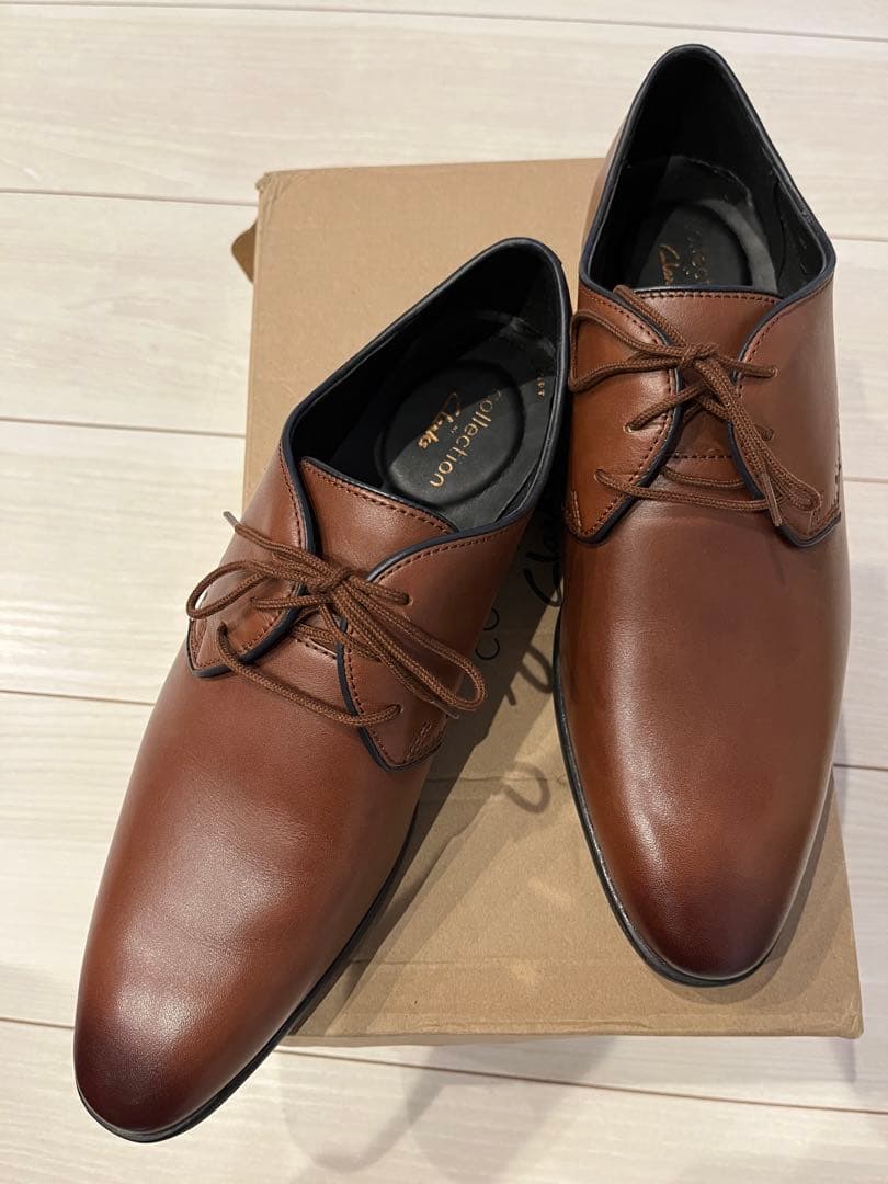 ザワちゃん　クラークス　レザーシューズ　茶　clarks