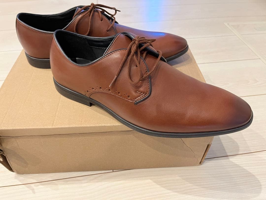 ザワちゃん　クラークス　レザーシューズ　茶　clarks