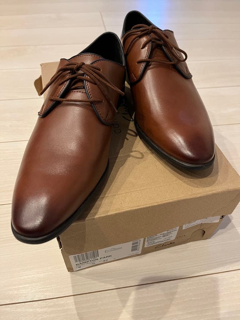 ザワちゃん　クラークス　レザーシューズ　茶　clarks