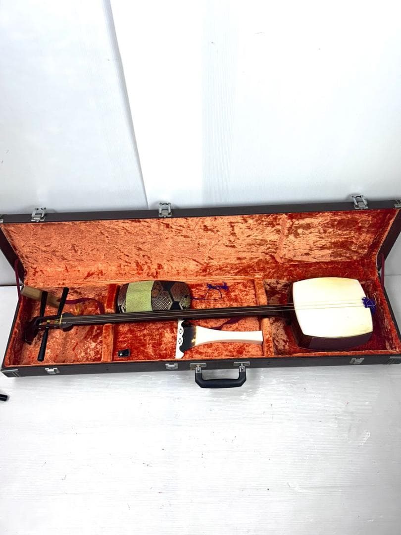 高級綾杉胴　中棹地唄三味線　金細　紅木製　1本溝　天然皮　正寸　東触り　ケース