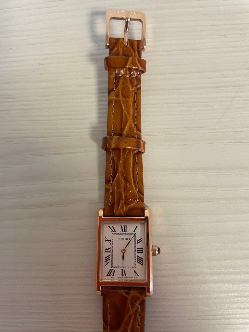 SEIKO レディース スクエア型腕時計 ホワイト文字盤 SSEH006