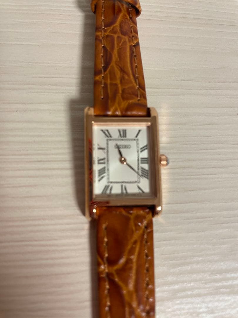 SEIKO レディース スクエア型腕時計 ホワイト文字盤 SSEH006