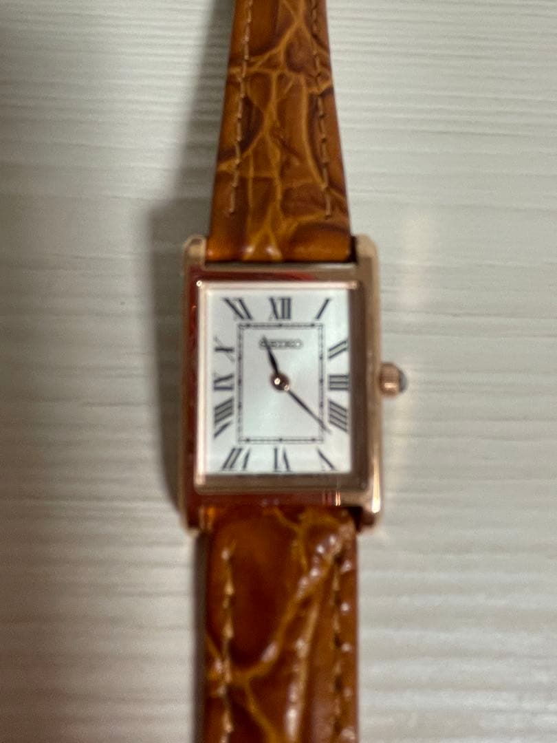 SEIKO レディース スクエア型腕時計 ホワイト文字盤 SSEH006