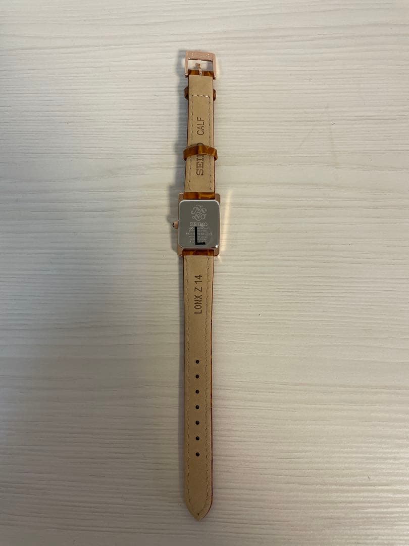 SEIKO レディース スクエア型腕時計 ホワイト文字盤 SSEH006