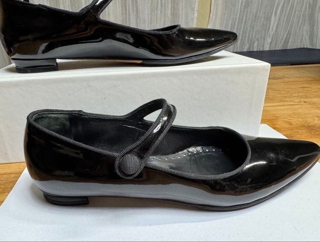 マノロブラニク エナメル フラットシューズ メリージェーン