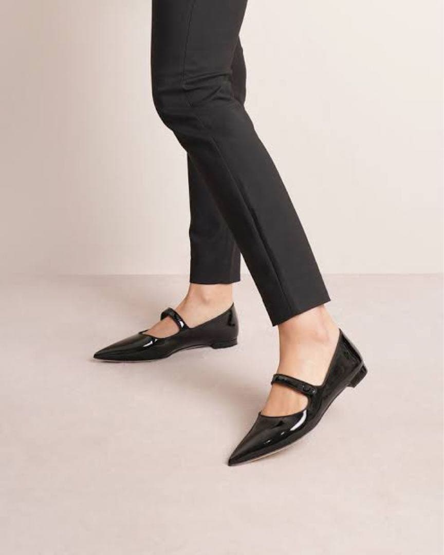 マノロブラニク エナメル フラットシューズ メリージェーン