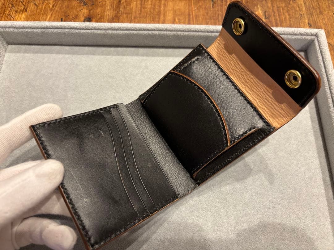 コンパクトウォレット　財布　二つ折り　ブラック　本革