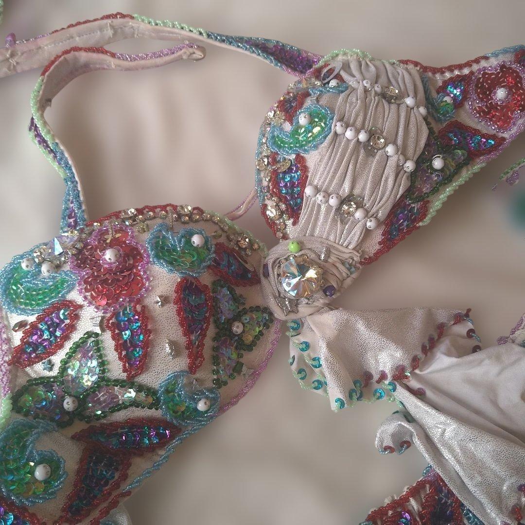 ベリーダンス衣装　中古　セット　白地に赤、青　多色ビーズ刺繍