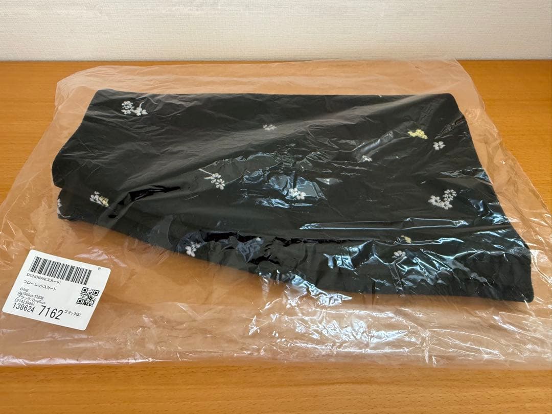 ⭐️新品、タグ付　DONOBAN フローレット　スカート　ブラック