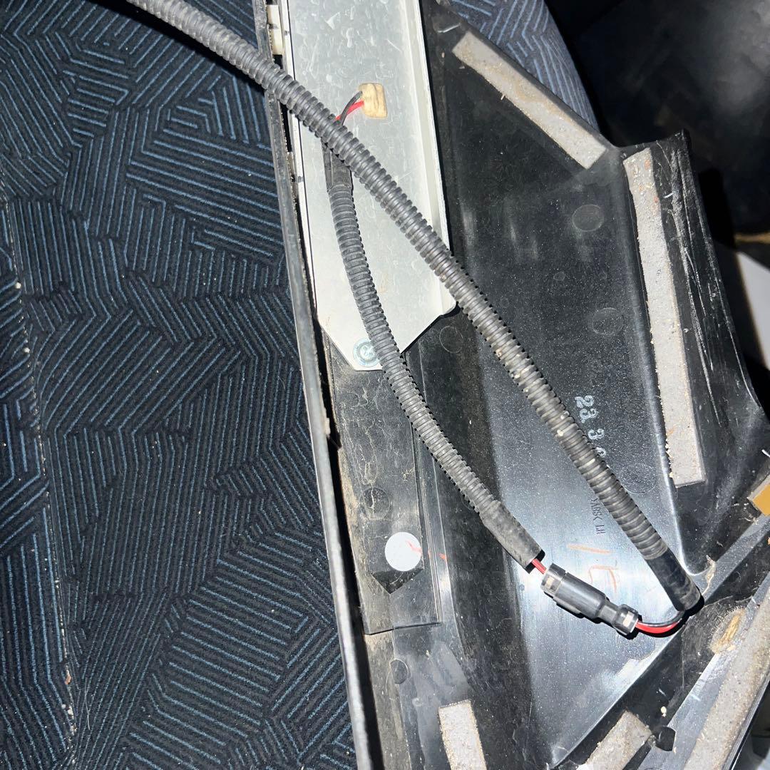 50プリウスモデリスタメッキデイライト左側の部分です