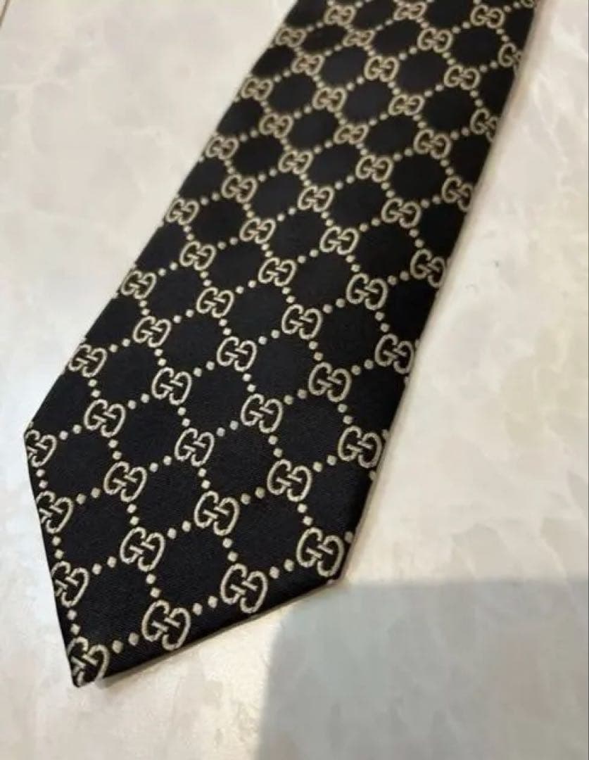 【超美品】GUCCI ネクタイ GG柄 ブラック&ゴールド 大剣9 イタリア製