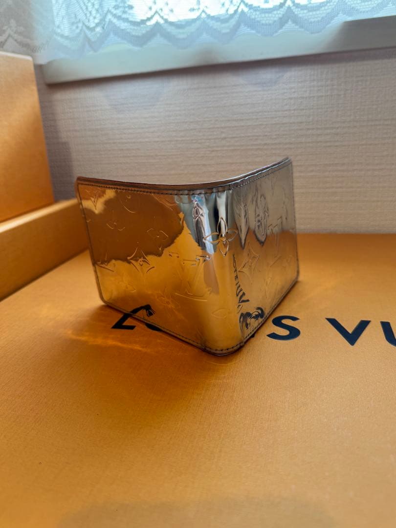 ルイヴィトン ミロワール ヴェルニ ジッピー 二つ折り財布