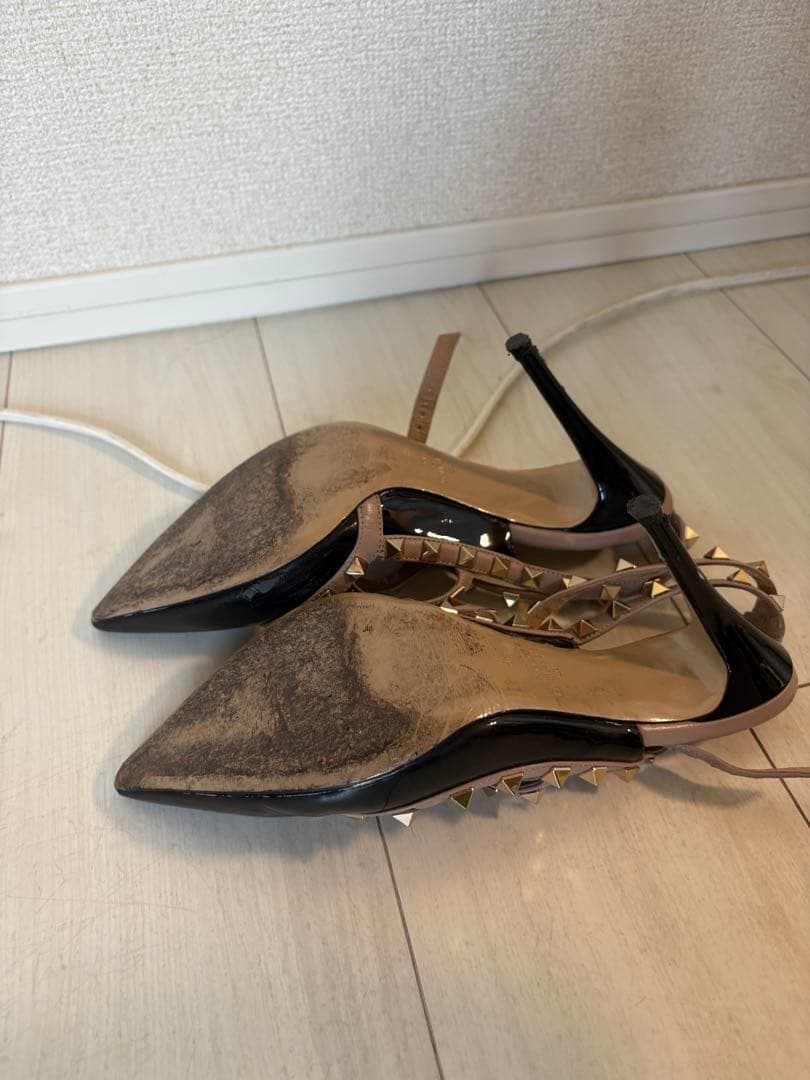 Valentino スタッズ付きエナメルヒール
