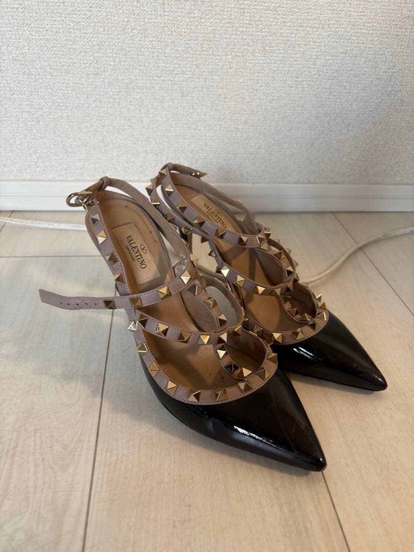 Valentino スタッズ付きエナメルヒール