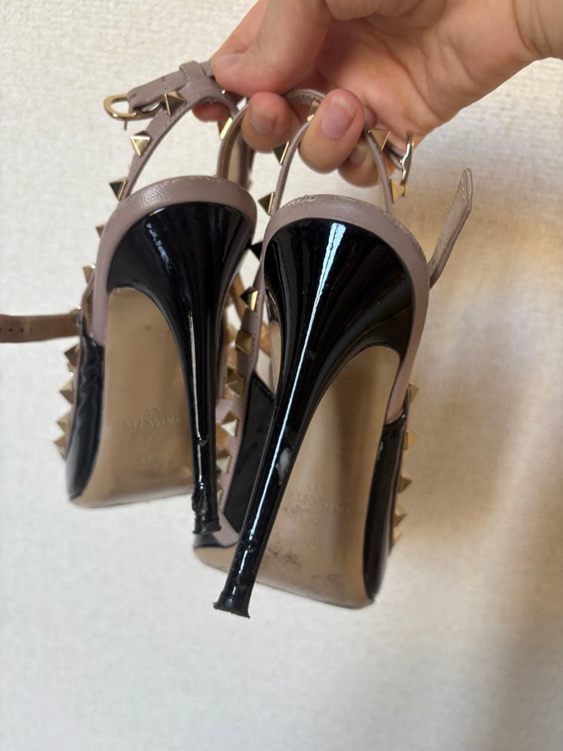 Valentino スタッズ付きエナメルヒール