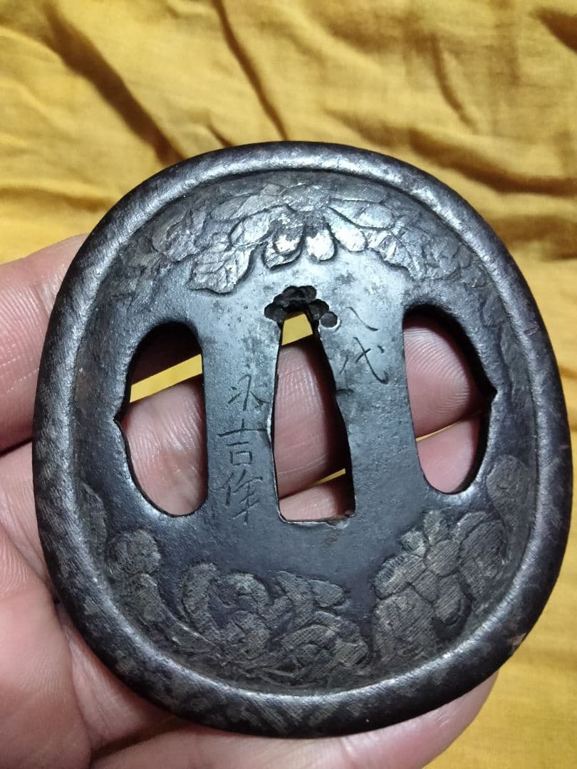 珍品　鉄鍔　鐔　(八代永吉作　菊花象嵌図)　江戸時代　志水永吉　甚吾　箱付き