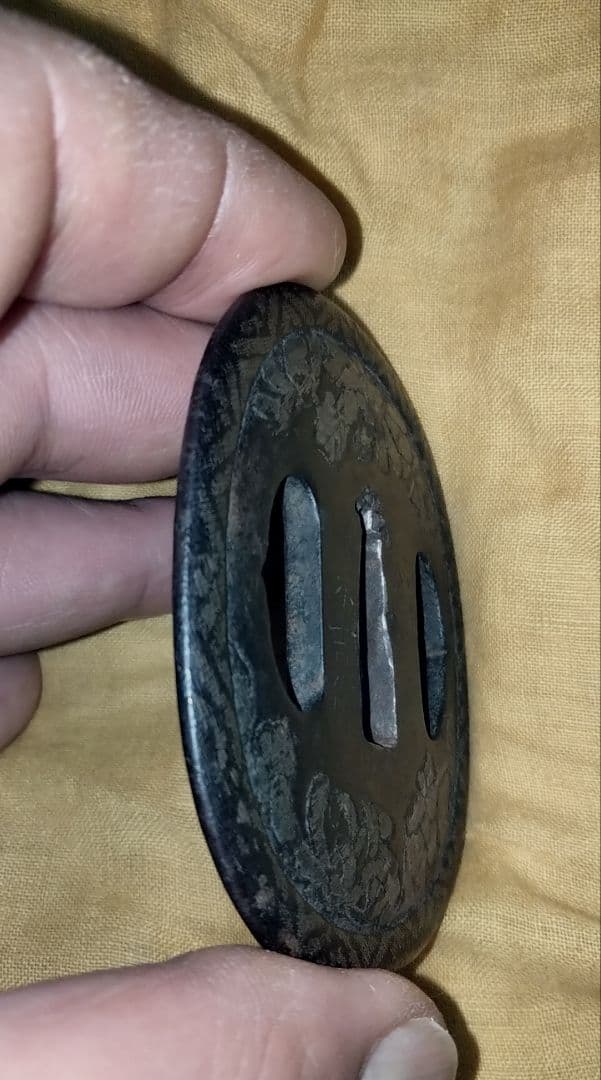 珍品　鉄鍔　鐔　(八代永吉作　菊花象嵌図)　江戸時代　志水永吉　甚吾　箱付き