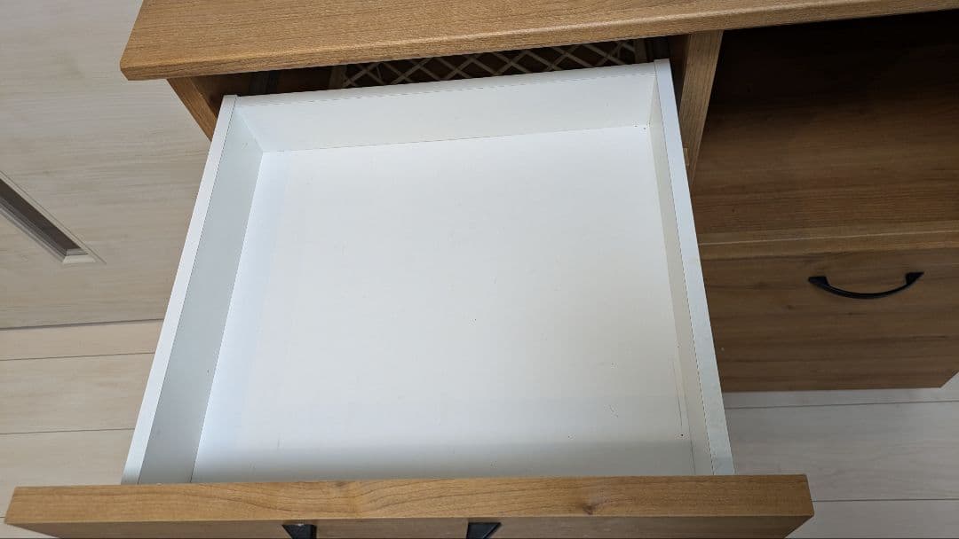 ライトブラウン 食器棚 タイル調天板