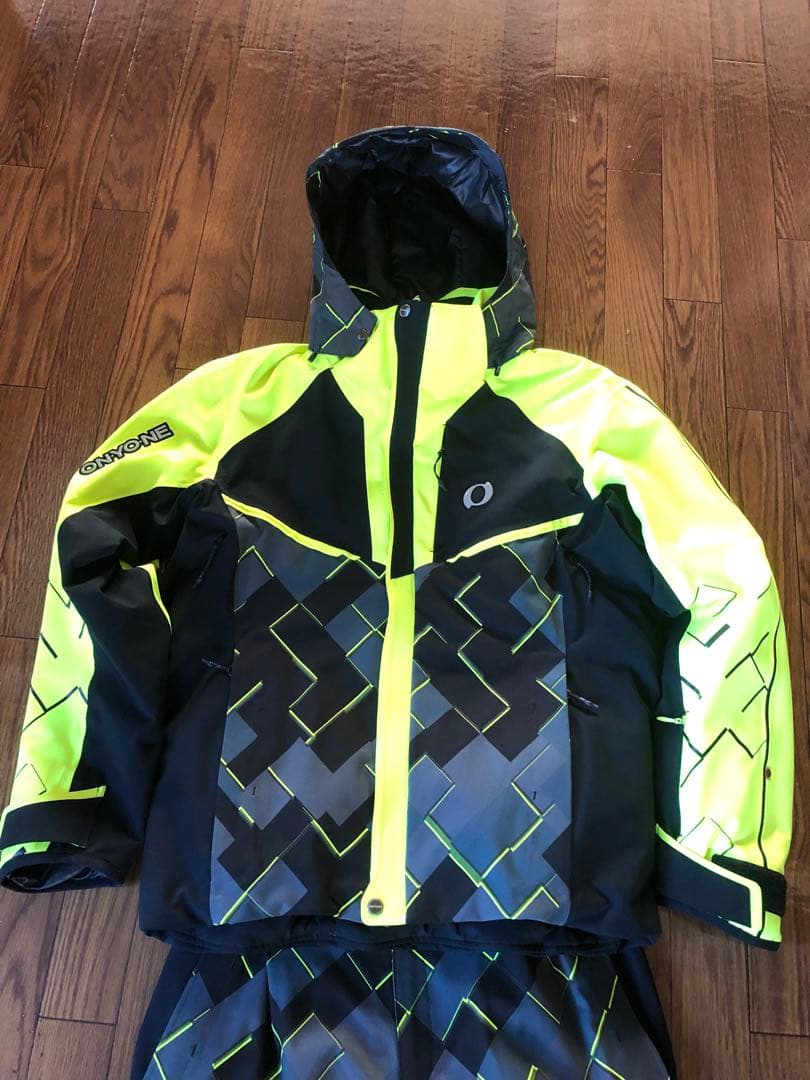 オンヨネ　スキーウェア上下セット 黒/蛍光イエロー